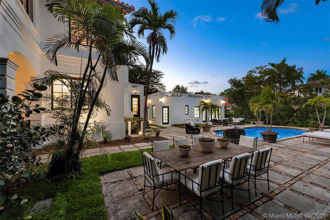 Recently Sold: $6,500,000 (5 beds, 3 baths, 4627 Square Feet)