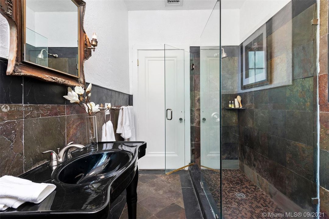 Недавно продано: $6,500,000 (5 спален, 3 ванн, 4627 Квадратных фут)