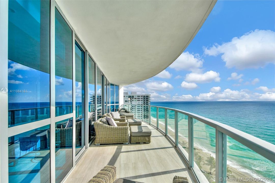 lEnjoy the Direct Ocean Views from these large balconies.