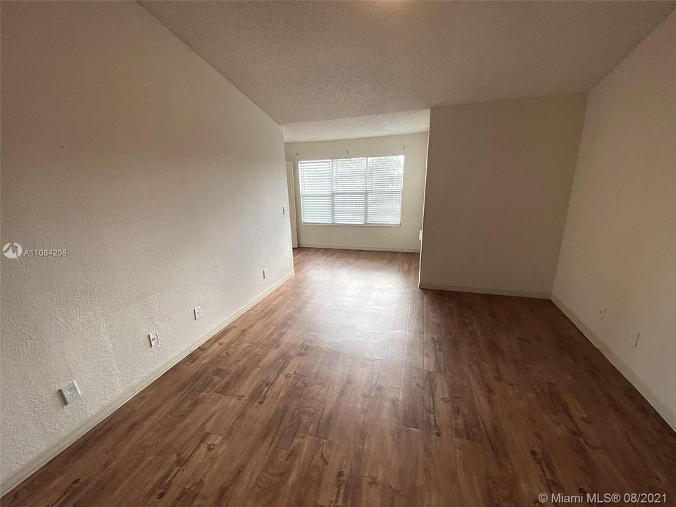 Recently Rented: $1,500 (1 beds, 1 baths, 743 Square Feet)