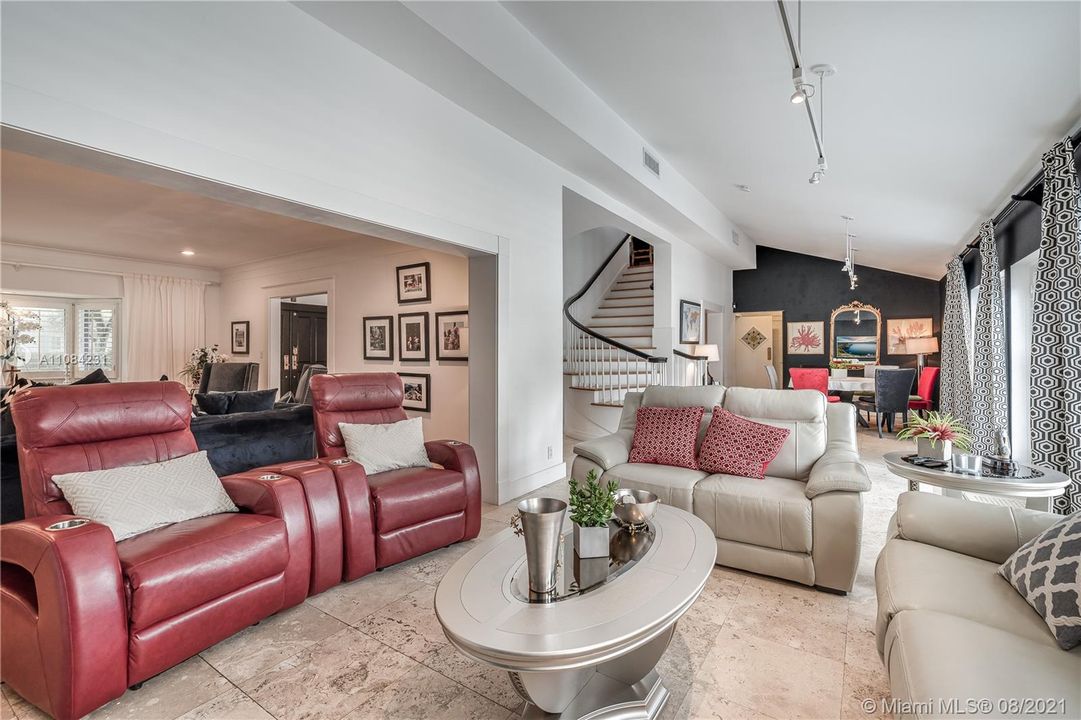 Recently Sold: $3,750,000 (5 beds, 4 baths, 3739 Square Feet)