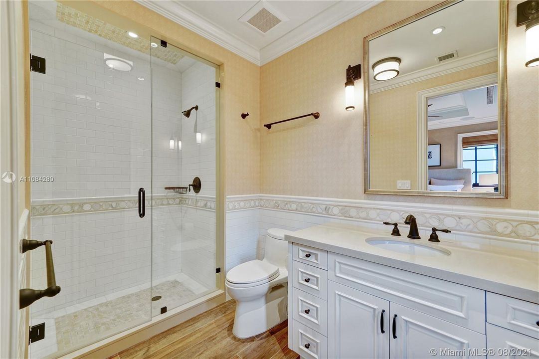 最近售出: $24,300,000 (8 贝兹, 8 浴室, 6461 平方英尺)