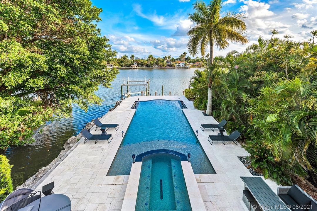 Recently Sold: $2,850,000 (6 beds, 4 baths, 4246 Square Feet)