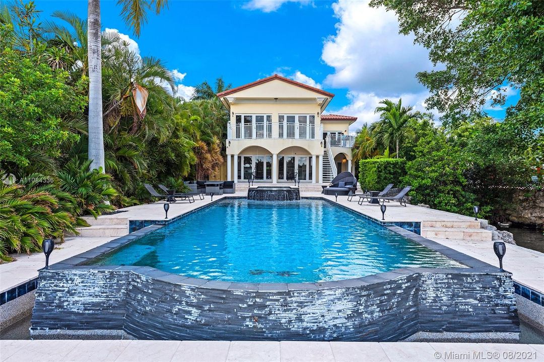 Recently Sold: $2,850,000 (6 beds, 4 baths, 4246 Square Feet)