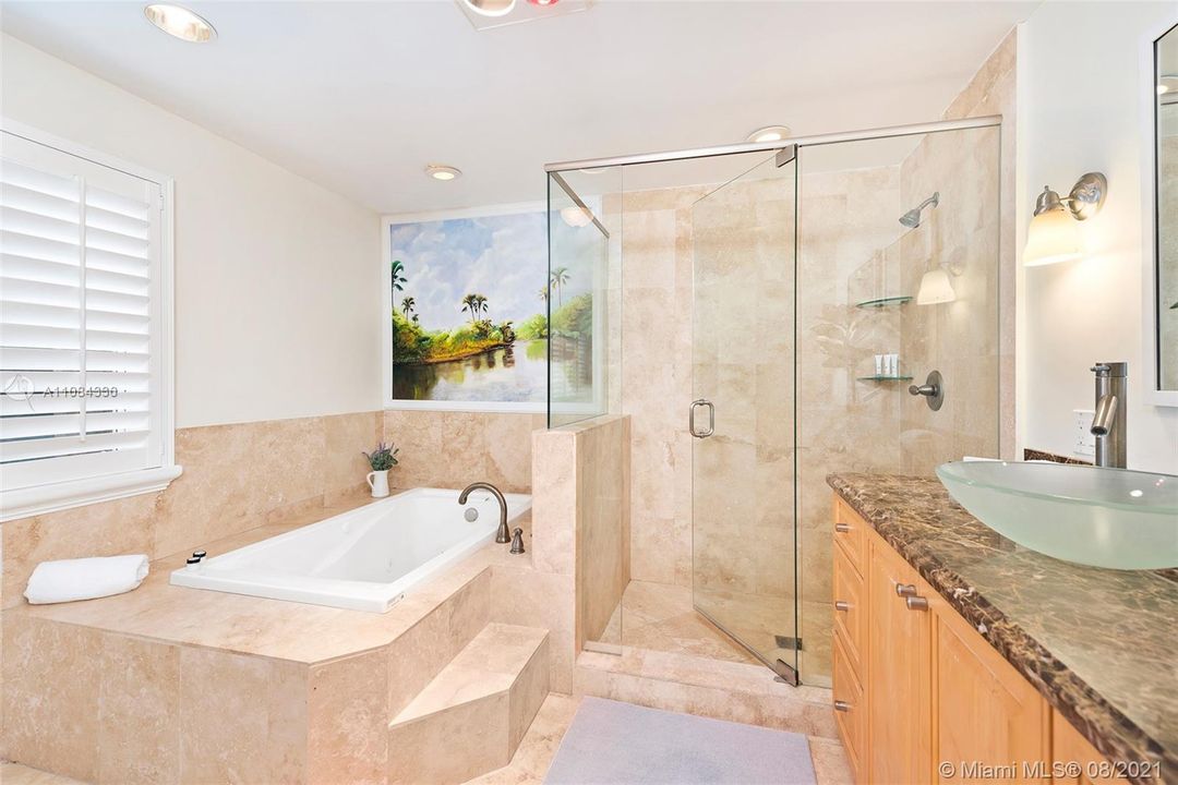 最近售出: $2,850,000 (6 贝兹, 4 浴室, 4246 平方英尺)