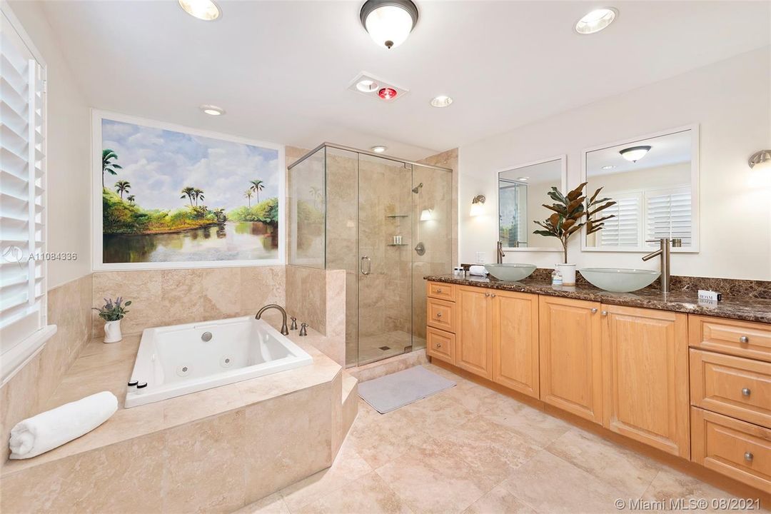 最近售出: $2,850,000 (6 贝兹, 4 浴室, 4246 平方英尺)