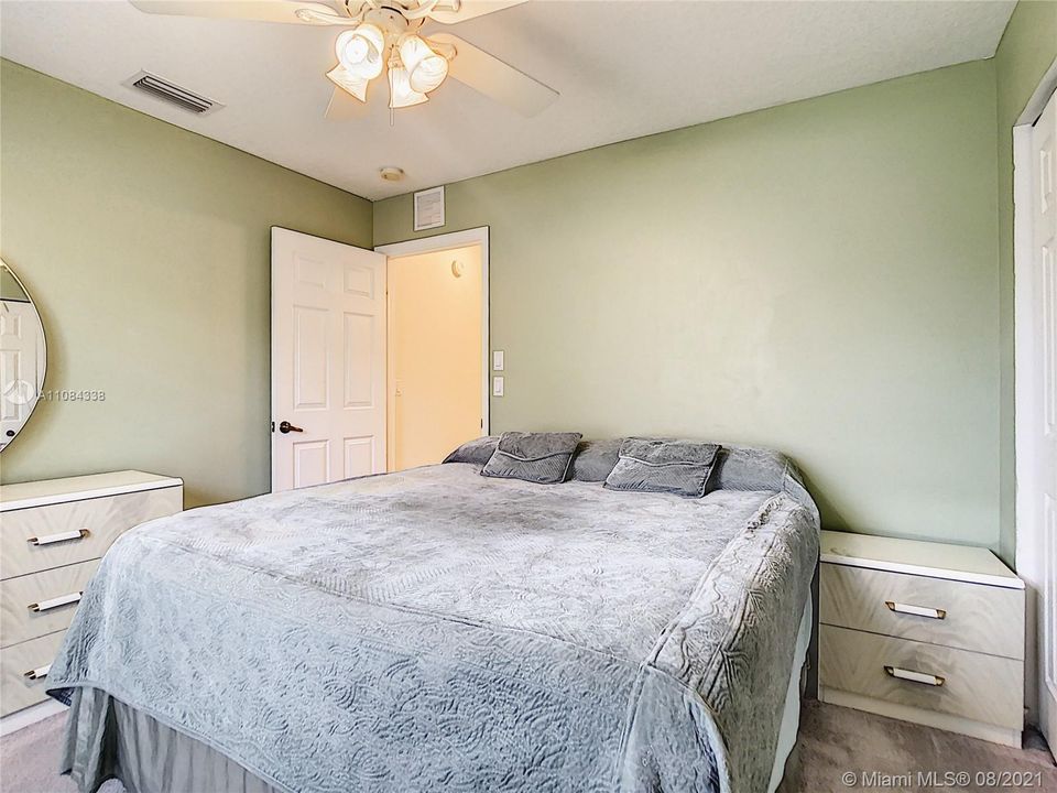 Vendido Recientemente: $425,000 (4 camas, 3 baños, 2769 Pies cuadrados)