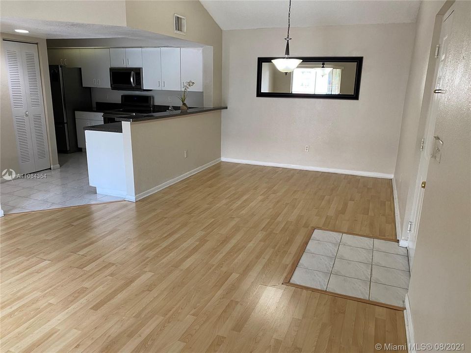 Recently Rented: $1,450 (1 beds, 1 baths, 851 Square Feet)