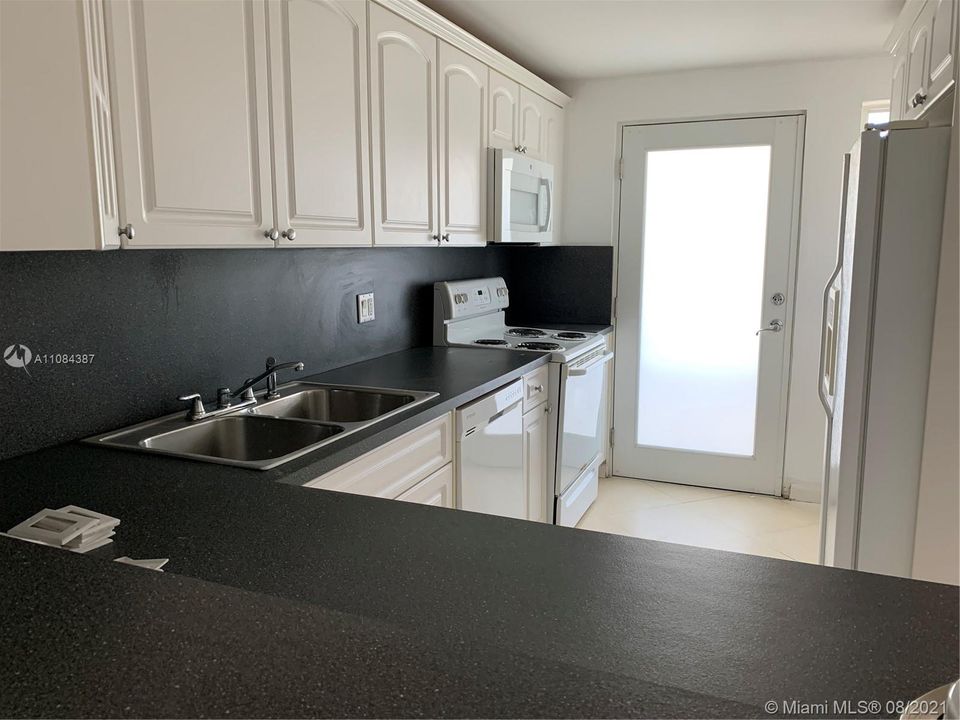 Recently Rented: $2,300 (2 beds, 2 baths, 1045 Square Feet)