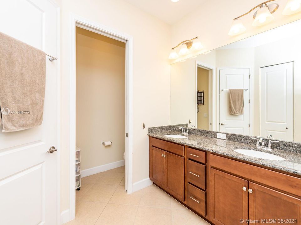 Recently Sold: $410,000 (2 beds, 2 baths, 1484 Square Feet)