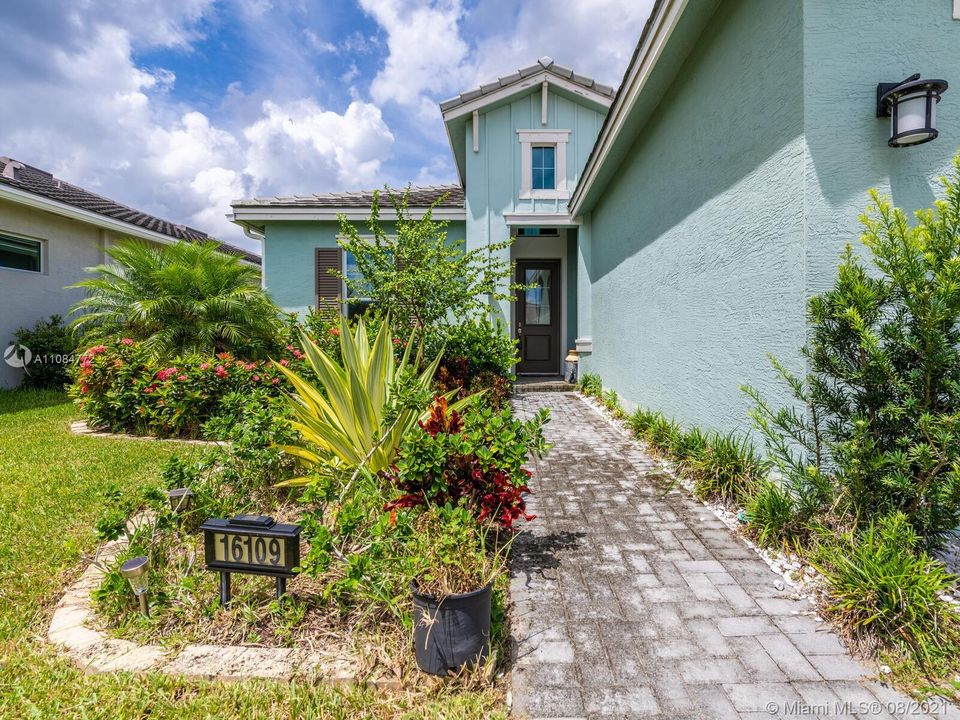 Recently Sold: $410,000 (2 beds, 2 baths, 1484 Square Feet)