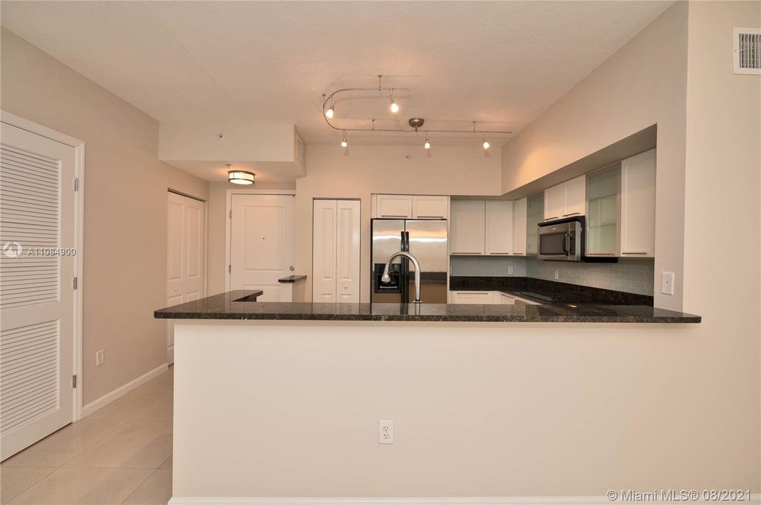 Recently Sold: $374,900 (1 beds, 1 baths, 884 Square Feet)