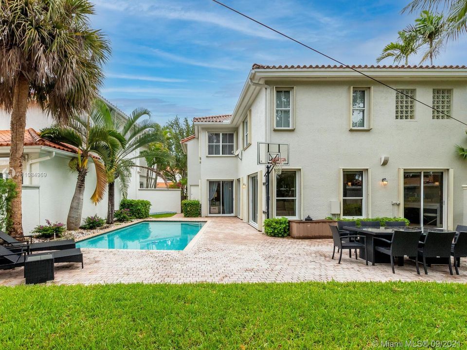 Recently Sold: $1,385,000 (4 beds, 3 baths, 3082 Square Feet)