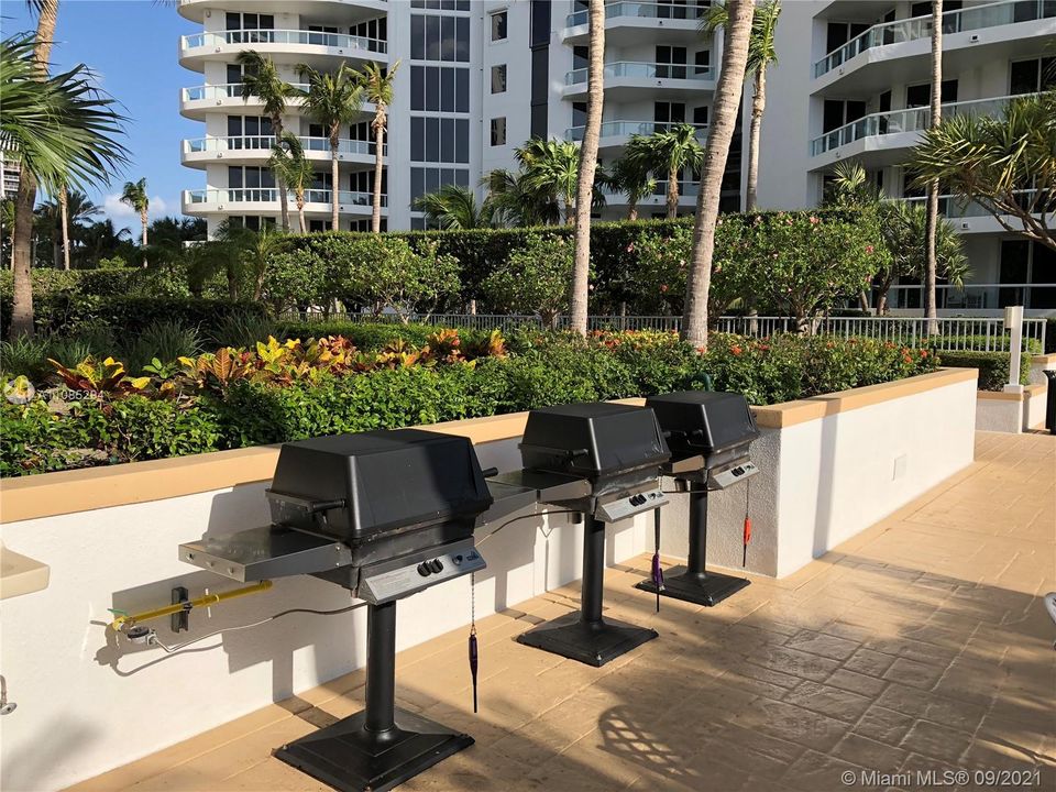 The Point At Aventura - Barbecue area