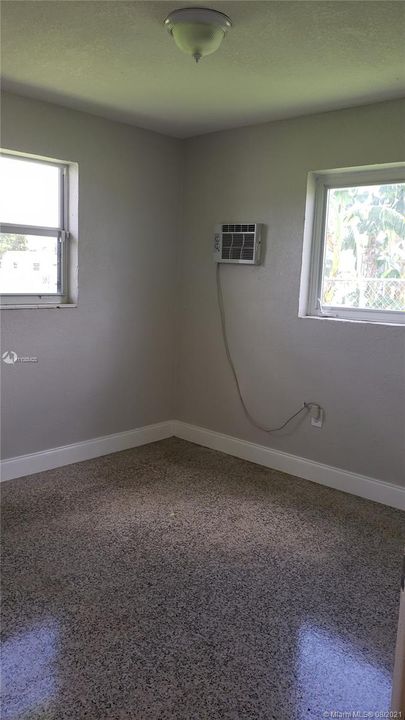 Недавно арендовано: $1,400 (2 спален, 1 ванн, 700 Квадратных фут)