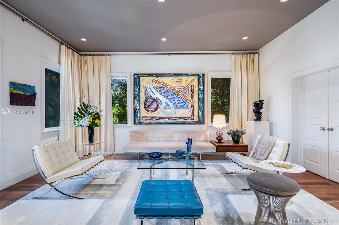 Recently Sold: $3,995,000 (5 beds, 4 baths, 4049 Square Feet)
