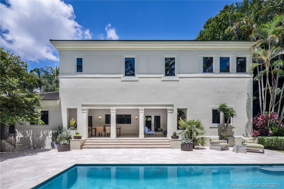 Recently Sold: $3,995,000 (5 beds, 4 baths, 4049 Square Feet)