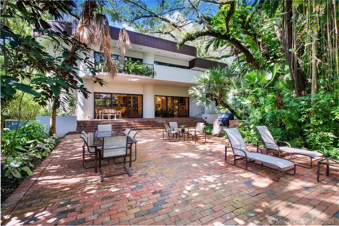 Recently Sold: $6,850,000 (5 beds, 5 baths, 6006 Square Feet)