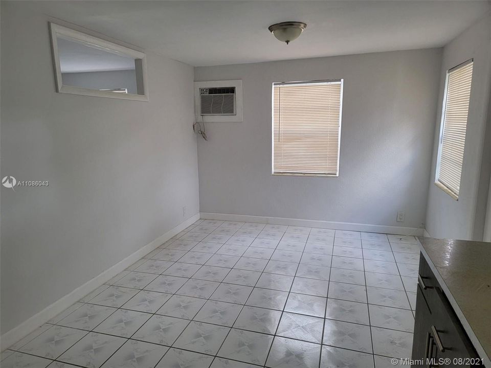 Recently Rented: $1,150 (1 beds, 1 baths, 949 Square Feet)