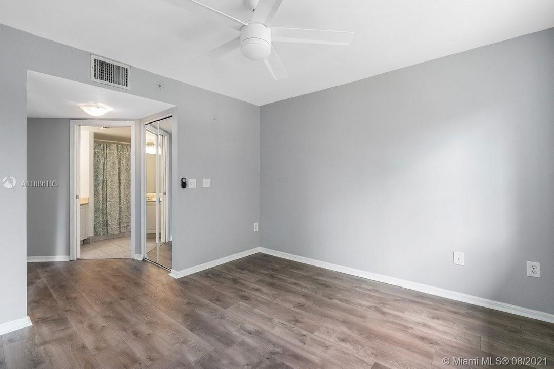 Recently Sold: $240,000 (4 beds, 2 baths, 1464 Square Feet)