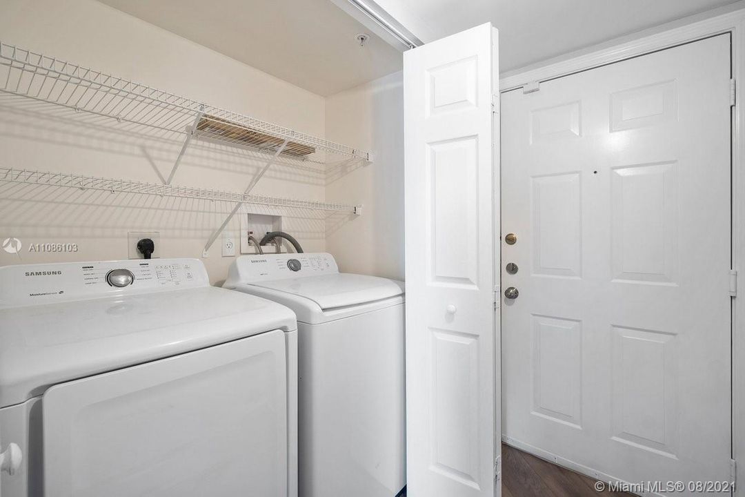 Recently Sold: $240,000 (4 beds, 2 baths, 1464 Square Feet)