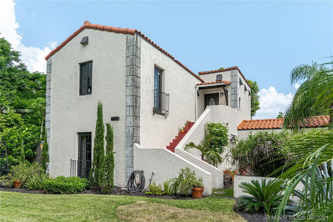 Recently Sold: $925,000 (4 beds, 3 baths, 3037 Square Feet)