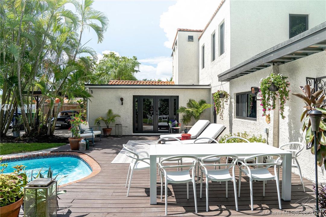 Recently Sold: $925,000 (4 beds, 3 baths, 3037 Square Feet)