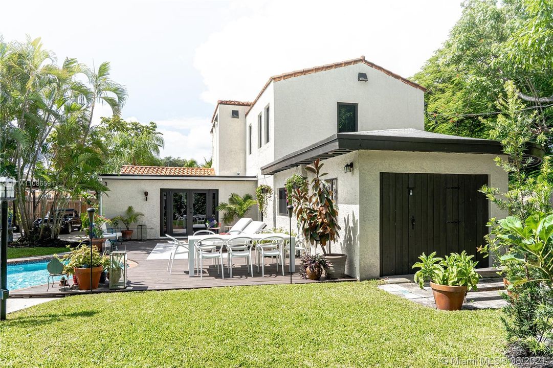 Recently Sold: $925,000 (4 beds, 3 baths, 3037 Square Feet)