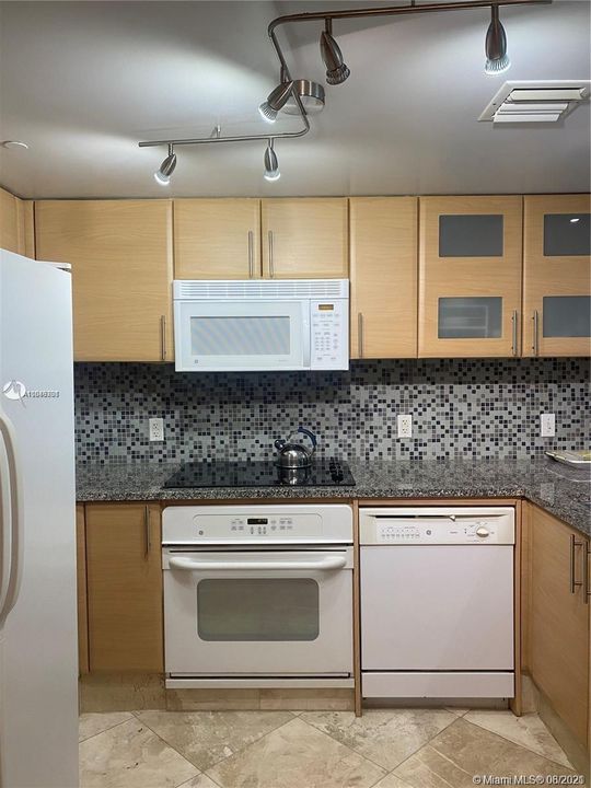 Recently Sold: $375,900 (1 beds, 1 baths, 791 Square Feet)