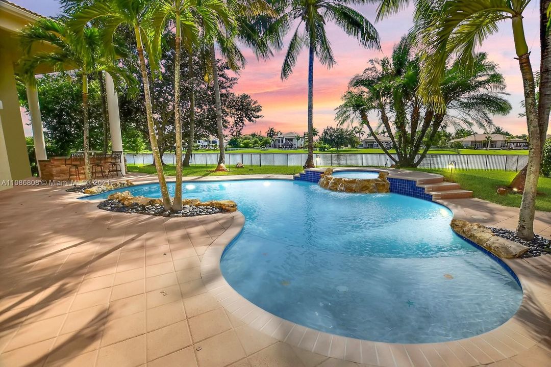 Recently Sold: $1,825,000 (5 beds, 6 baths, 5417 Square Feet)