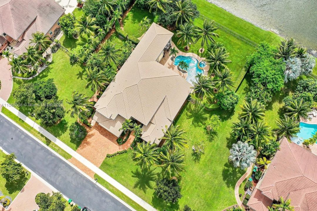 Recently Sold: $1,825,000 (5 beds, 6 baths, 5417 Square Feet)