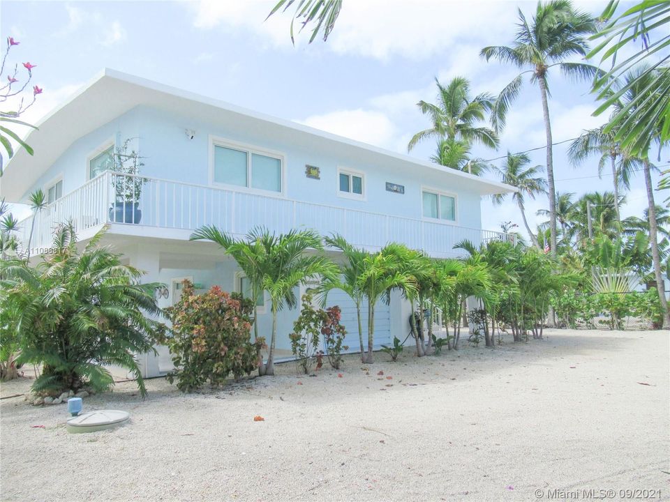 Recently Sold: $1,379,000 (2 beds, 2 baths, 1071 Square Feet)