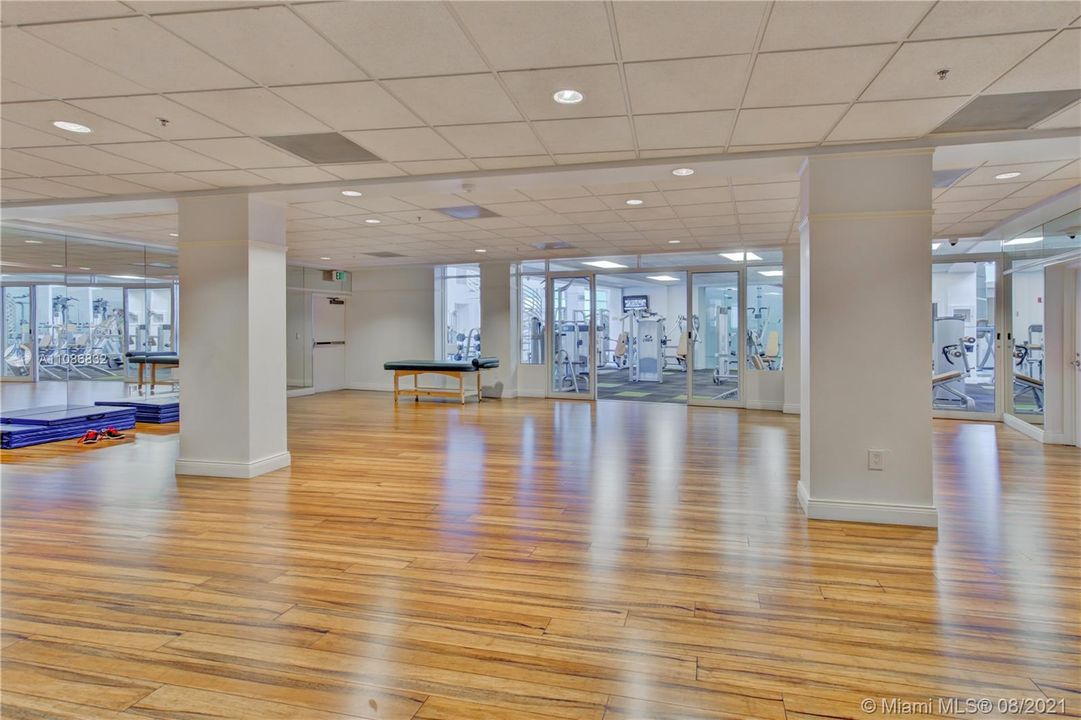 Recently Rented: $2,700 (1 beds, 1 baths, 907 Square Feet)