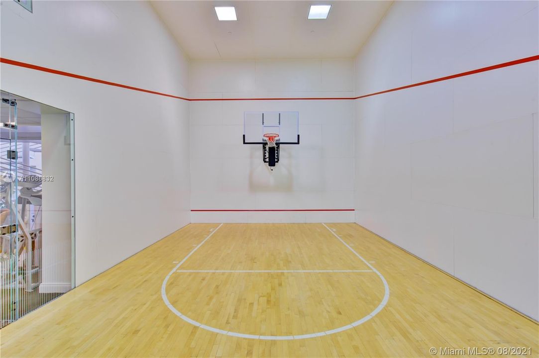 Recently Rented: $2,700 (1 beds, 1 baths, 907 Square Feet)