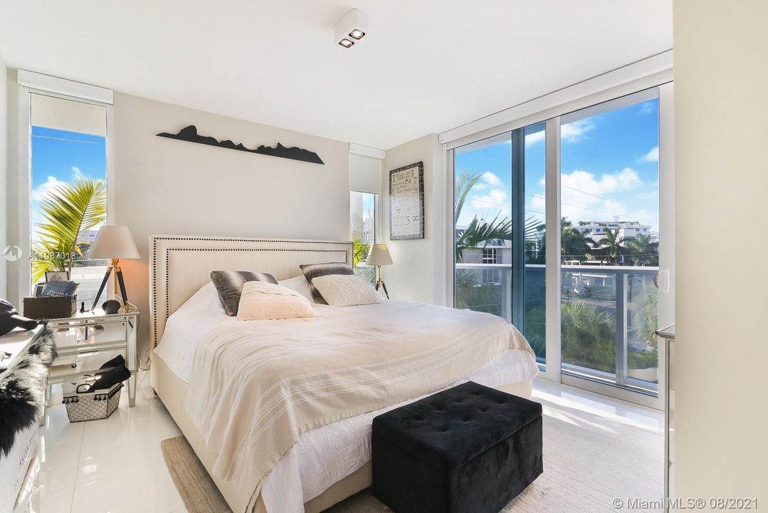 Recently Sold: $549,000 (2 beds, 2 baths, 947 Square Feet)