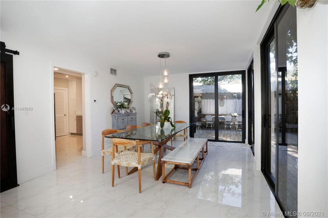 Recently Sold: $1,100,000 (3 beds, 2 baths, 1596 Square Feet)