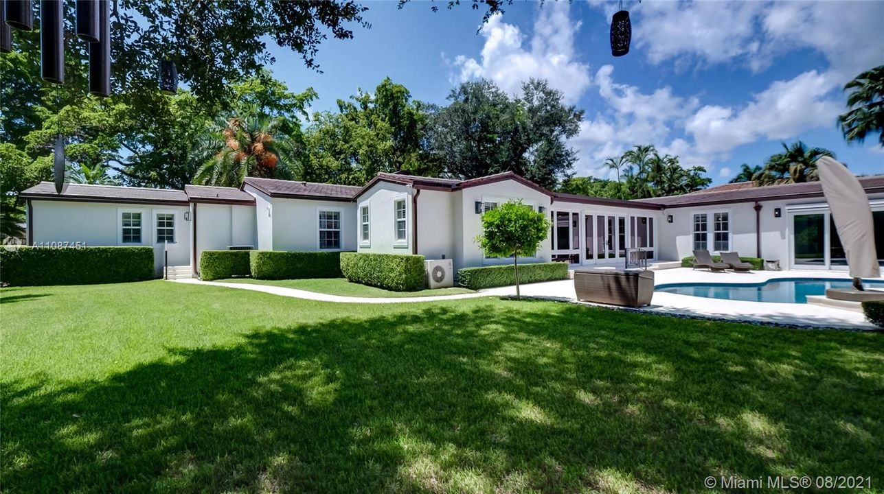 Recently Sold: $3,075,000 (5 beds, 4 baths, 4142 Square Feet)