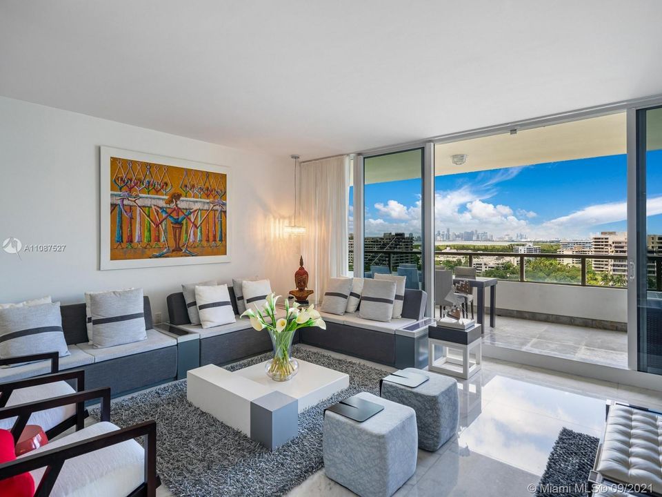 Recently Sold: $3,950,000 (3 beds, 4 baths, 2840 Square Feet)