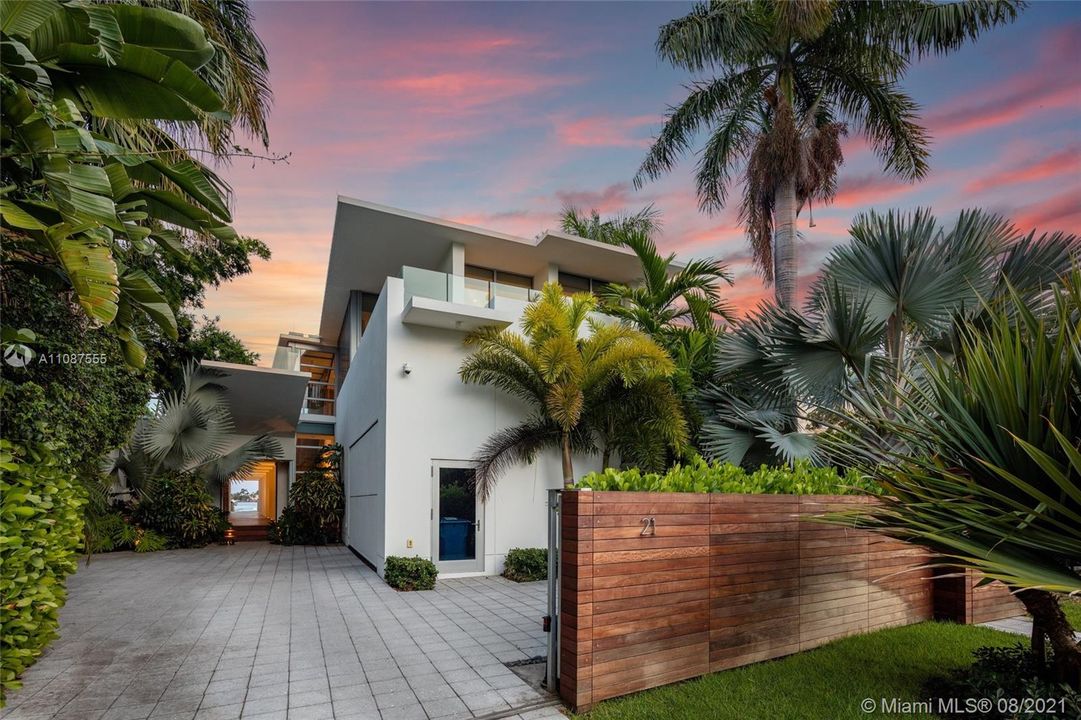 Recently Sold: $18,900,000 (4 beds, 5 baths, 5330 Square Feet)