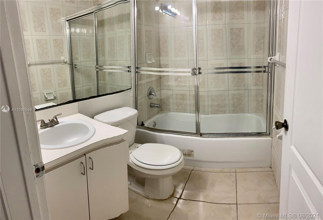最近售出: $125,000 (2 贝兹, 1 浴室, 819 平方英尺)