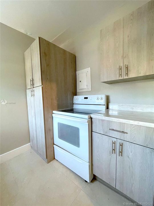 Recently Rented: $1,700 (2 beds, 1 baths, 750 Square Feet)