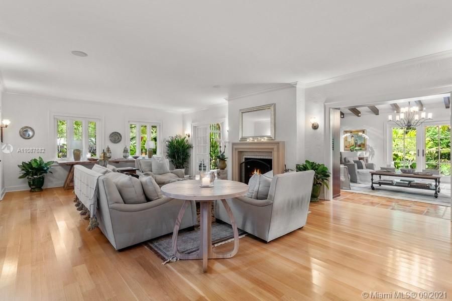 Recently Sold: $3,525,000 (6 beds, 5 baths, 4280 Square Feet)