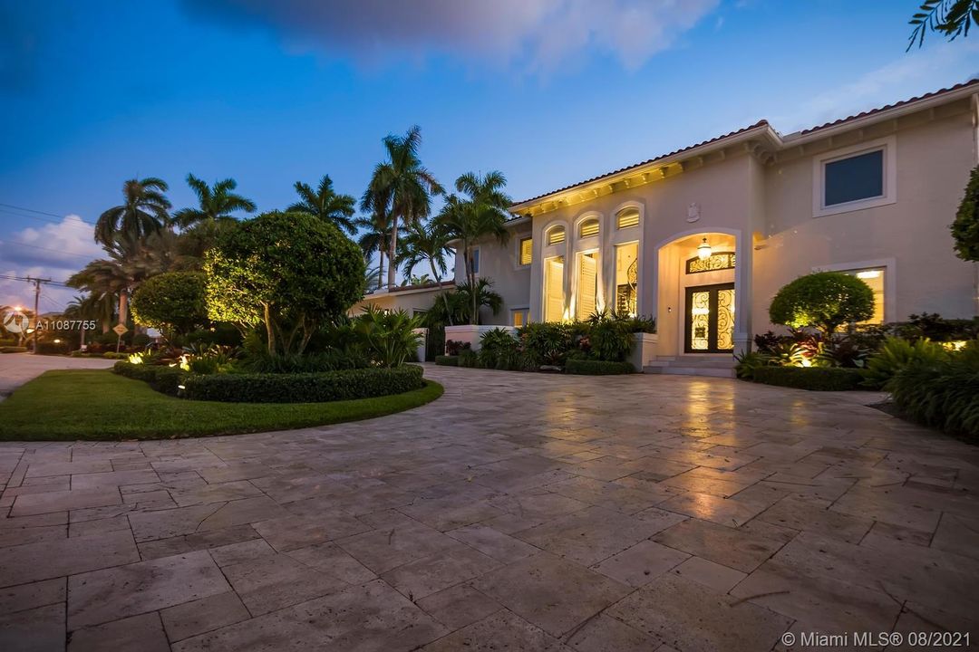 Recently Sold: $4,799,900 (5 beds, 4 baths, 4369 Square Feet)