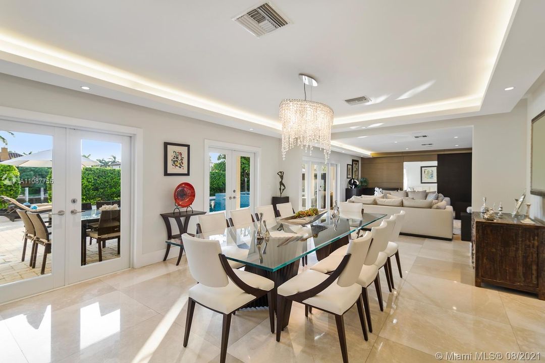 Recently Sold: $4,799,900 (5 beds, 4 baths, 4369 Square Feet)