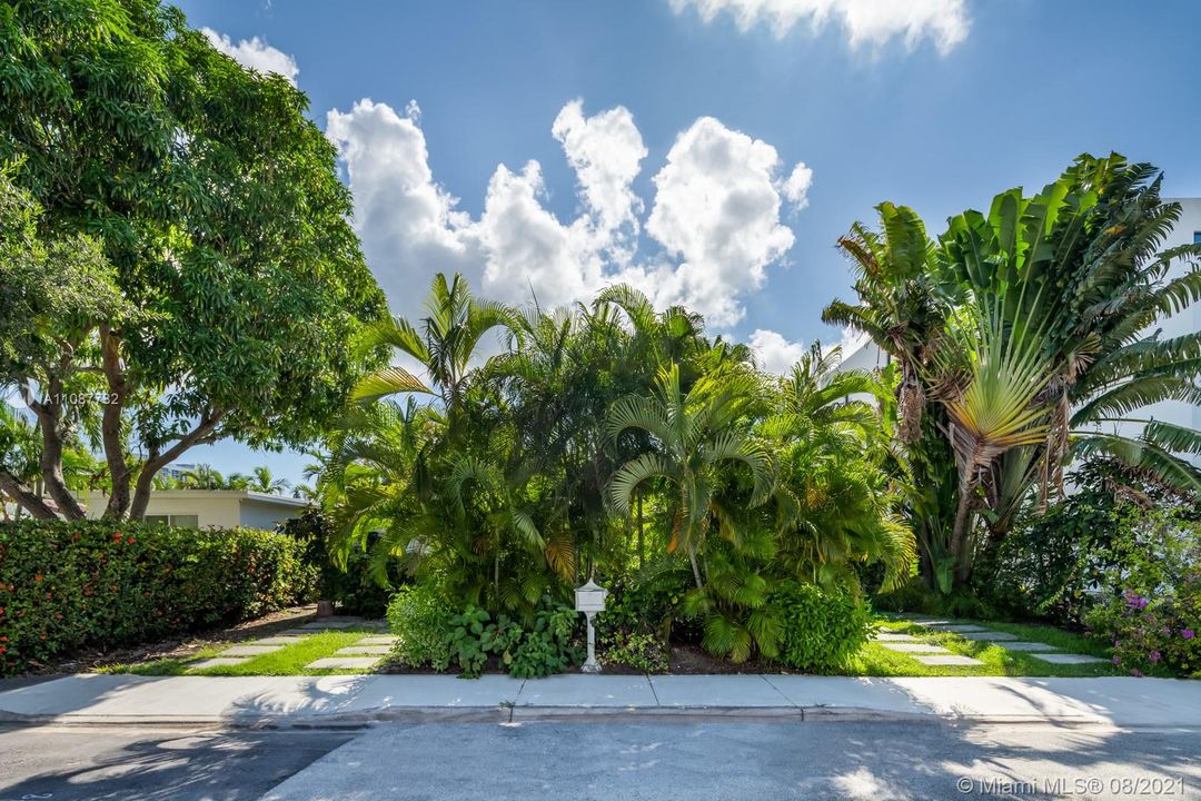 Recently Sold: $860,000 (3 beds, 3 baths, 2055 Square Feet)