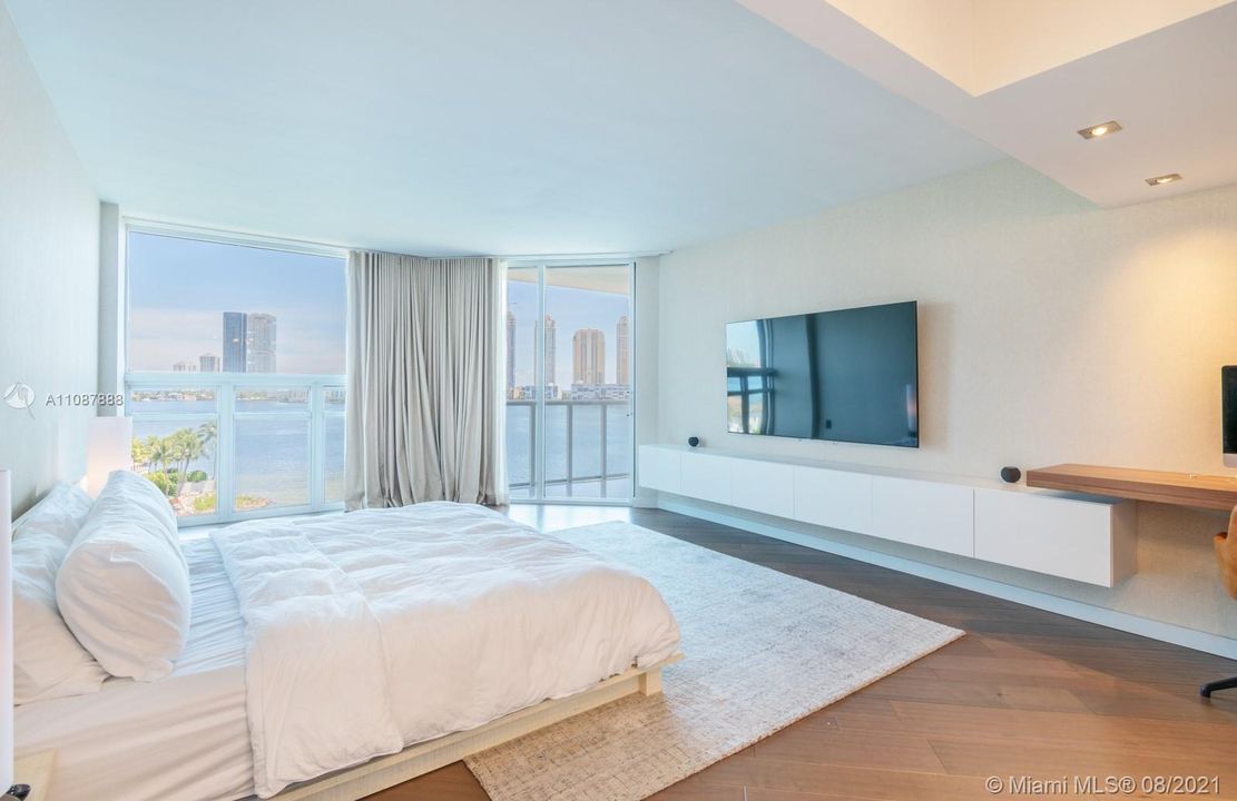 Recently Sold: $895,000 (2 beds, 2 baths, 2120 Square Feet)