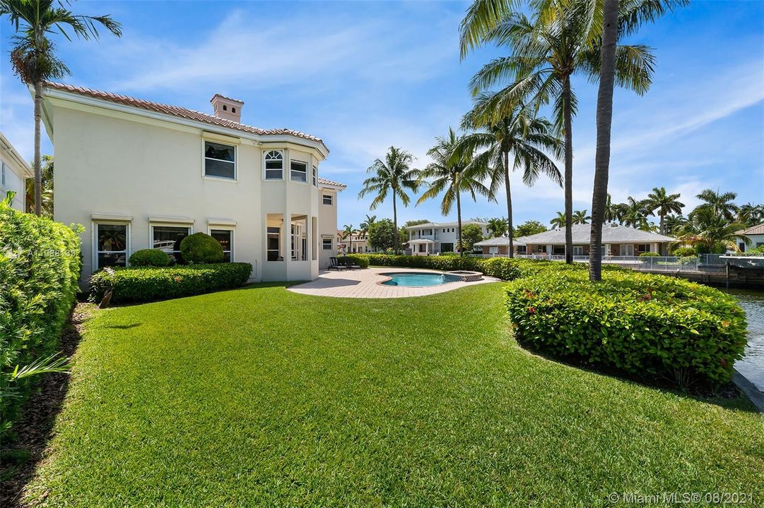 Recently Sold: $3,100,000 (5 beds, 4 baths, 4762 Square Feet)