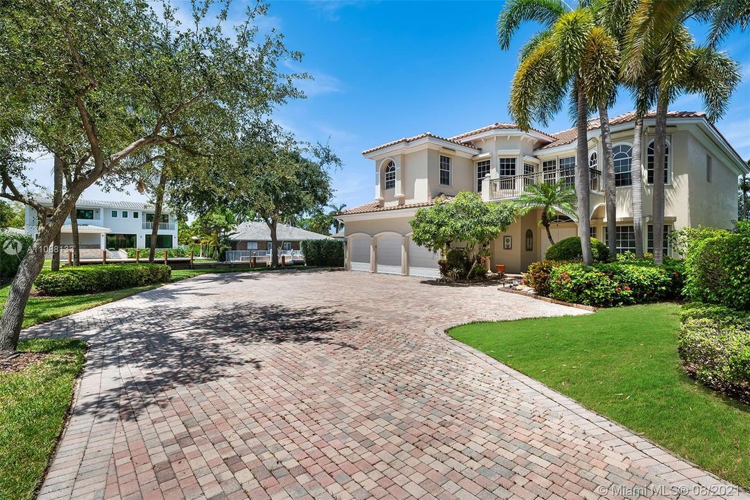 Recently Sold: $3,100,000 (5 beds, 4 baths, 4762 Square Feet)