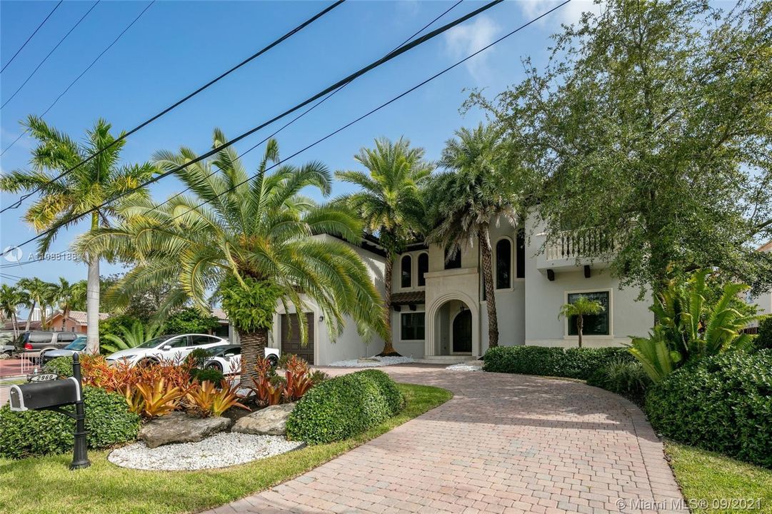 Recently Sold: $3,950,000 (6 beds, 6 baths, 5531 Square Feet)