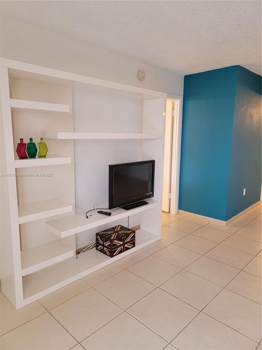 Recently Sold: $425,000 (1 beds, 2 baths, 824 Square Feet)